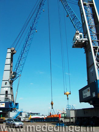 Lossen van het constructiedeel in Antwerpen (B)